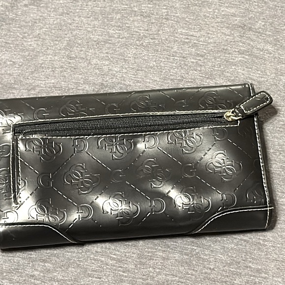 GUESS wallet - embossed Gs, snap closure, outer zipper - Picture 7 of 7